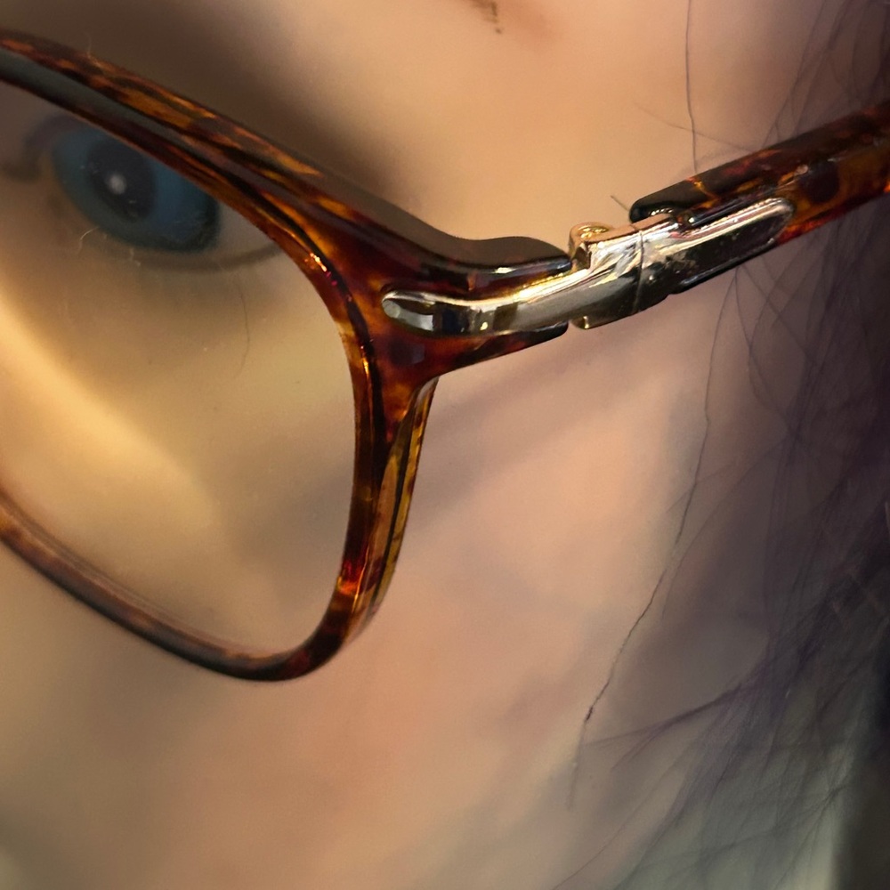 Tortoiseshell Eyeglass Frames - Classic Style cle… - image 5